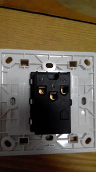 二位大蹺板單極開關(guān)這種雙控開關(guān)怎么接線 想接2盞燈分別廚房,衛(wèi)生間